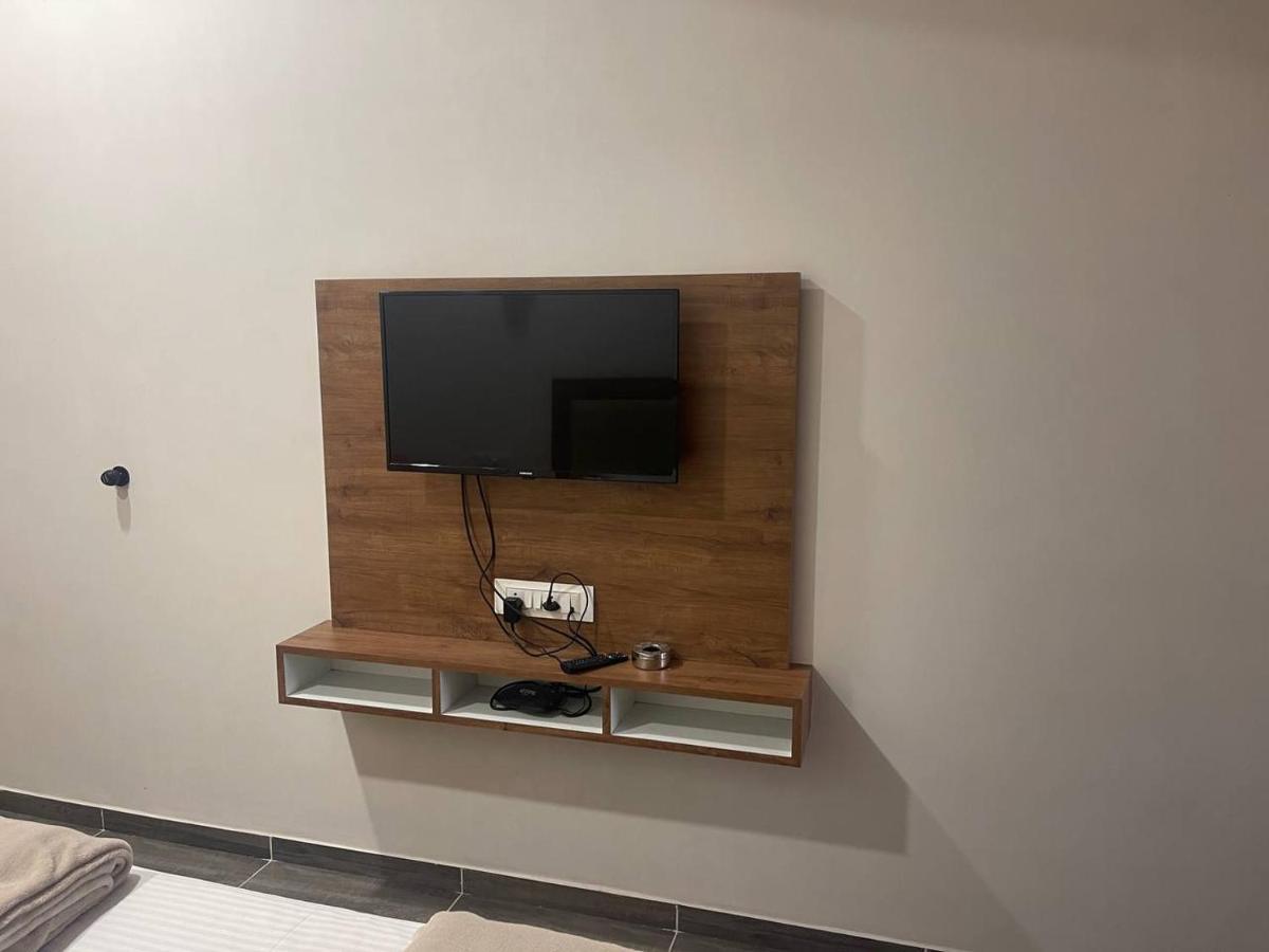 Navsari Hotel Nilkanth מראה חיצוני תמונה