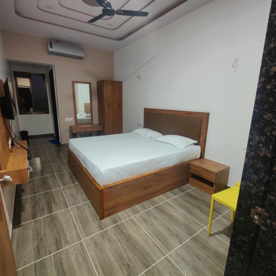 Navsari Hotel Nilkanth מראה חיצוני תמונה