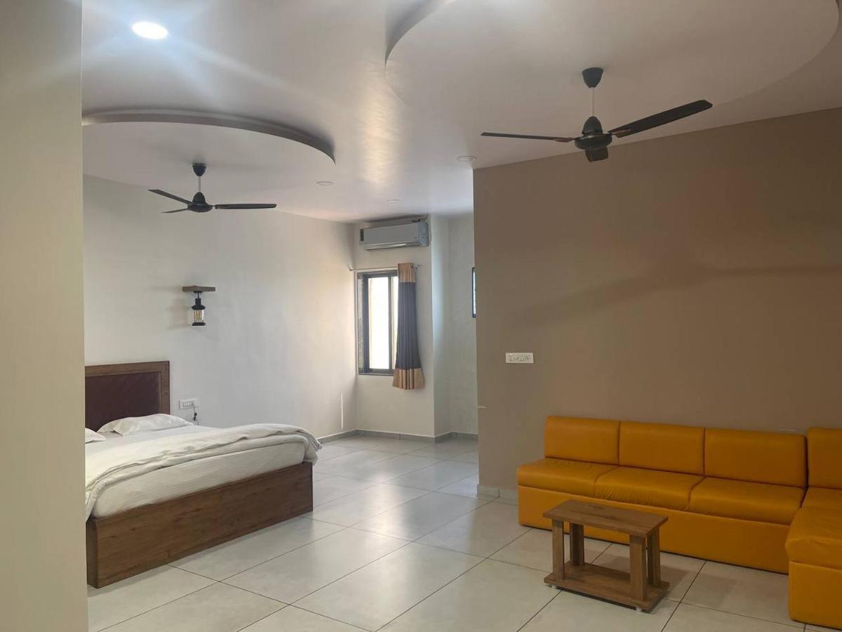 Navsari Hotel Nilkanth מראה חיצוני תמונה