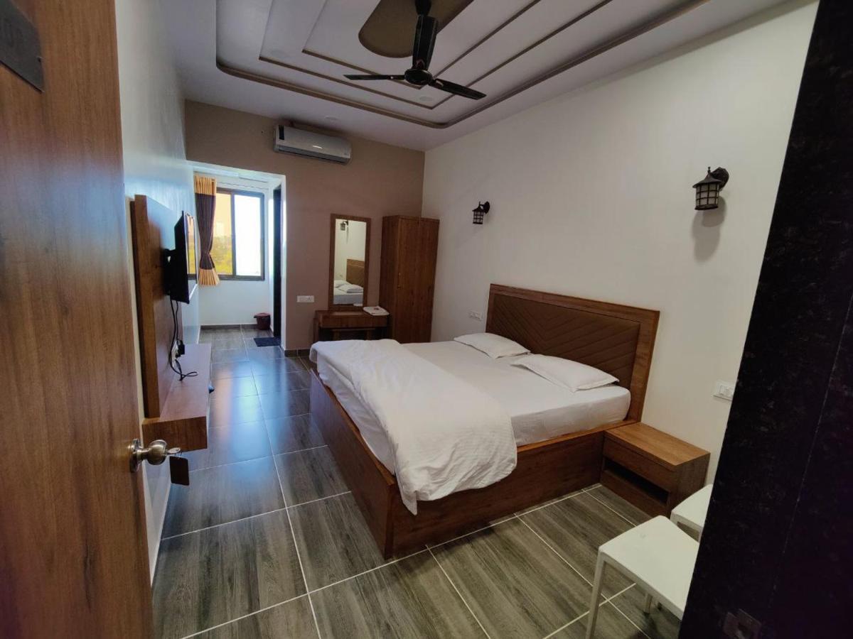 Navsari Hotel Nilkanth מראה חיצוני תמונה
