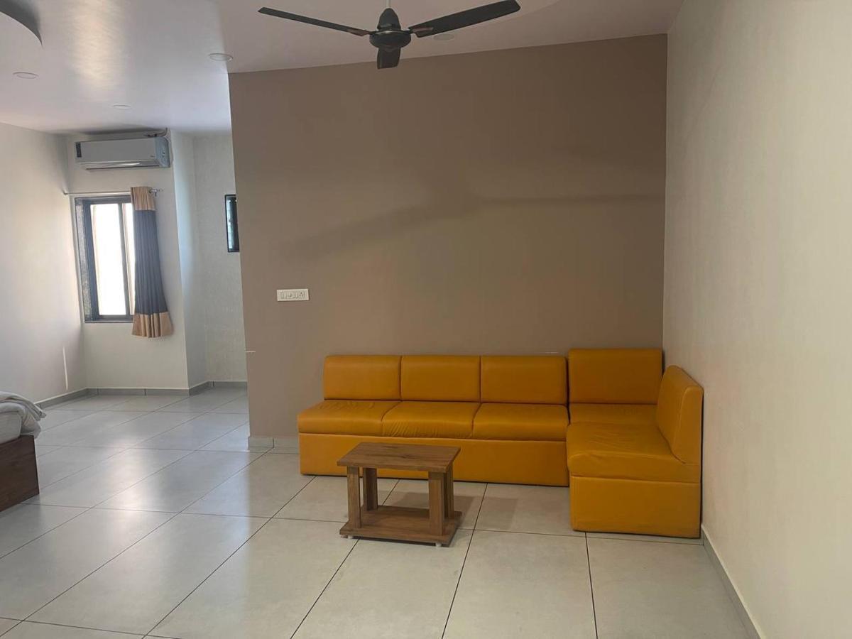 Navsari Hotel Nilkanth מראה חיצוני תמונה