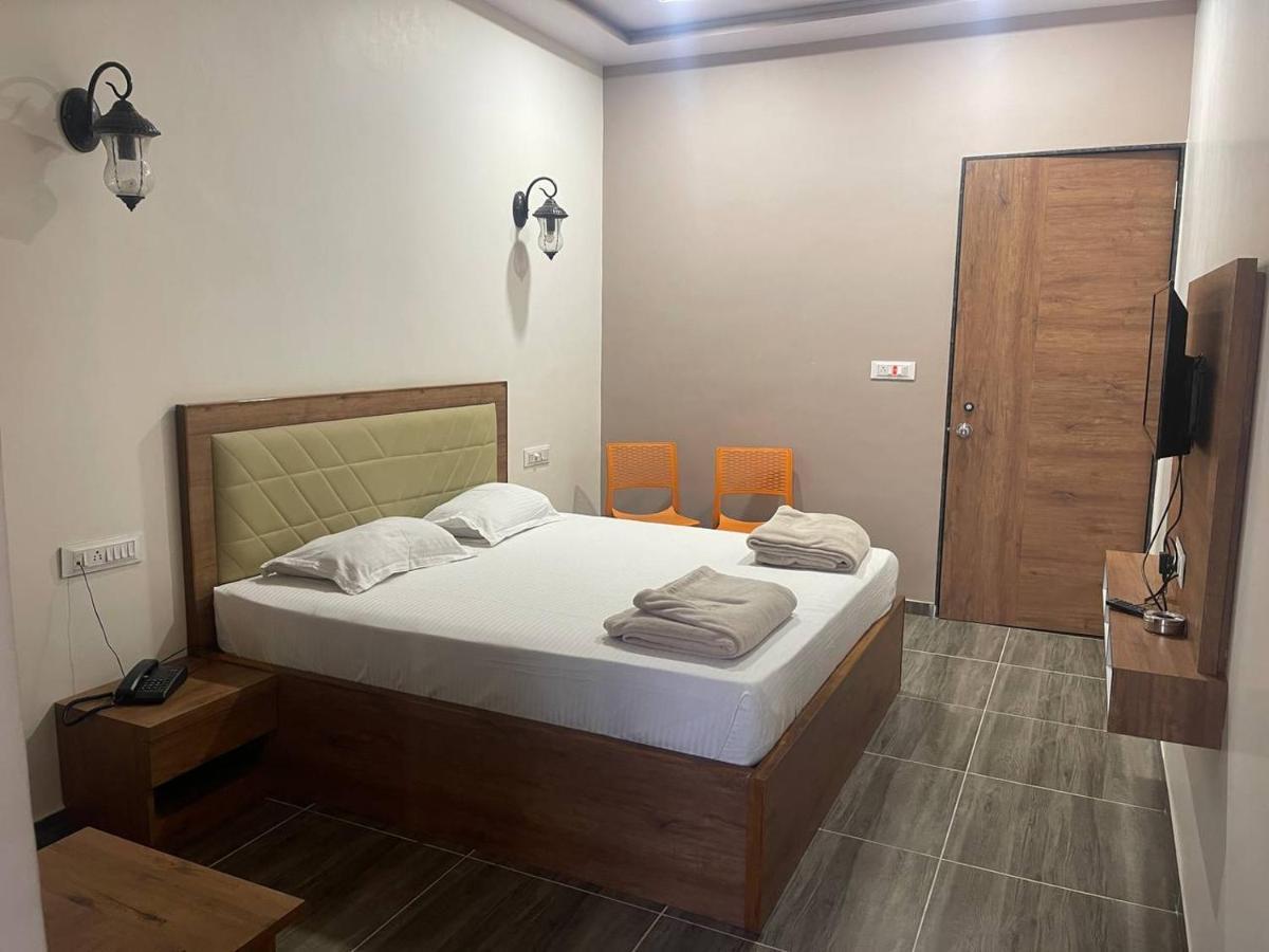 Navsari Hotel Nilkanth מראה חיצוני תמונה