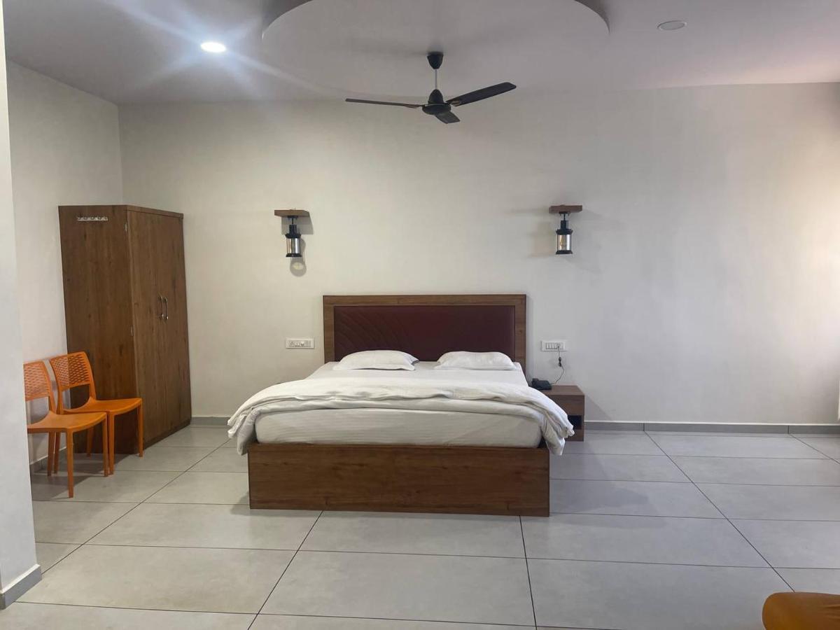 Navsari Hotel Nilkanth מראה חיצוני תמונה