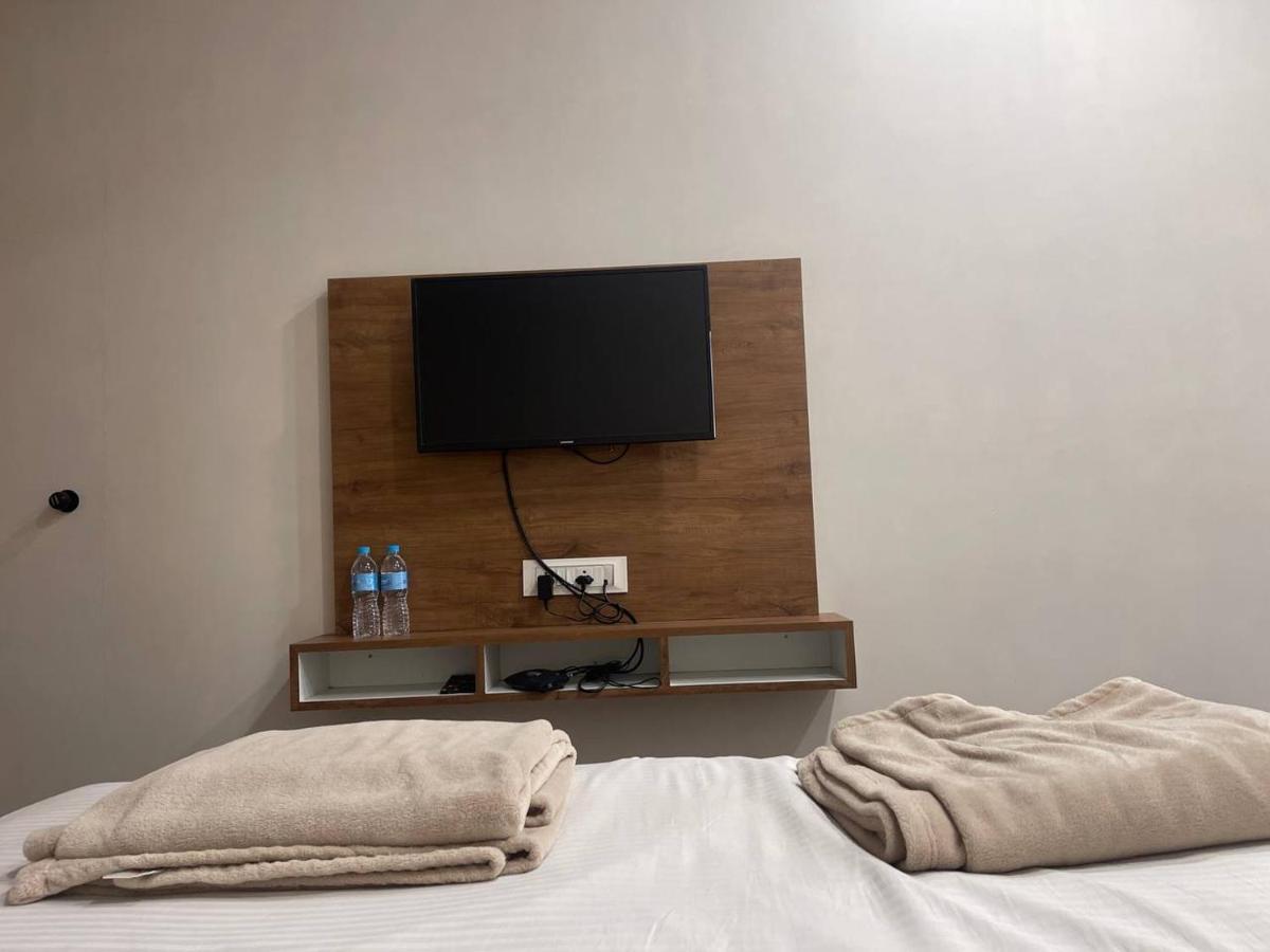 Navsari Hotel Nilkanth מראה חיצוני תמונה