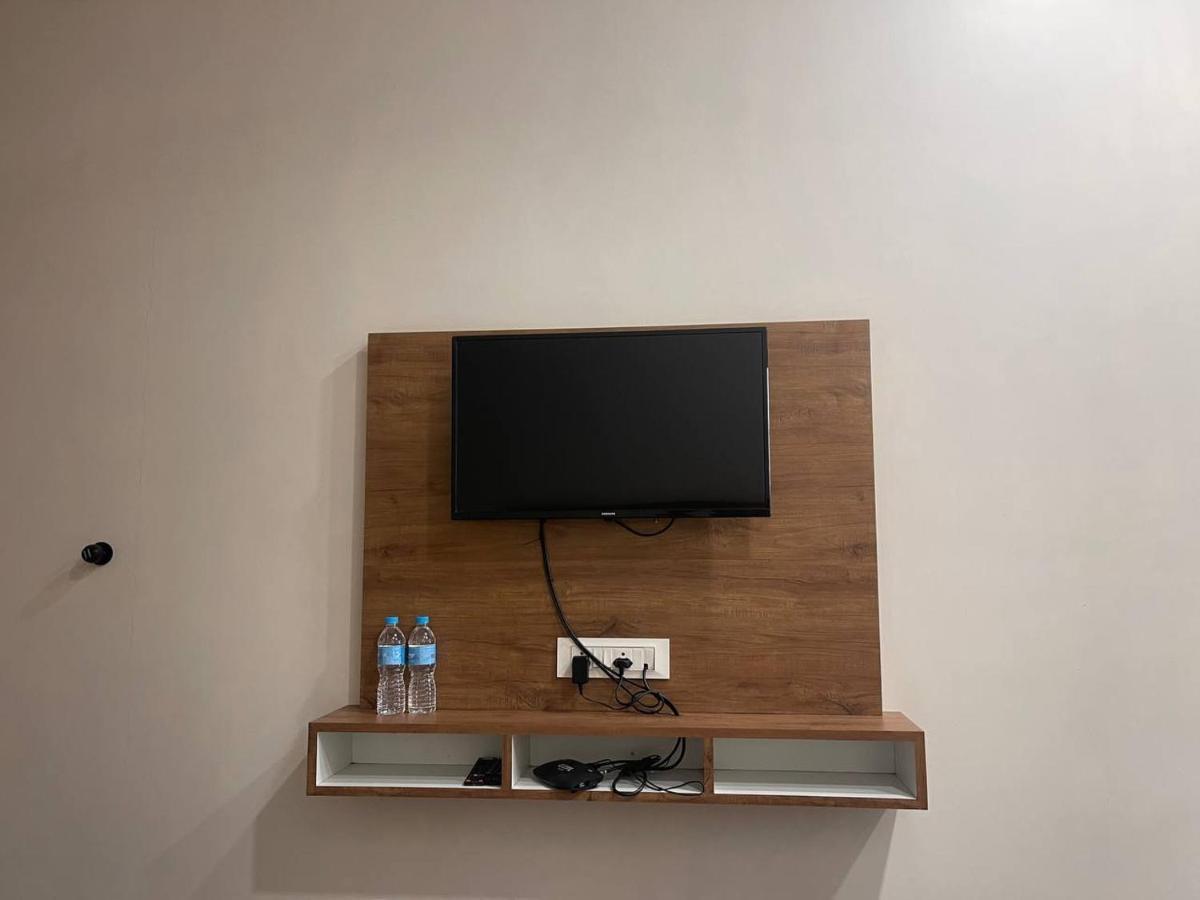 Navsari Hotel Nilkanth מראה חיצוני תמונה