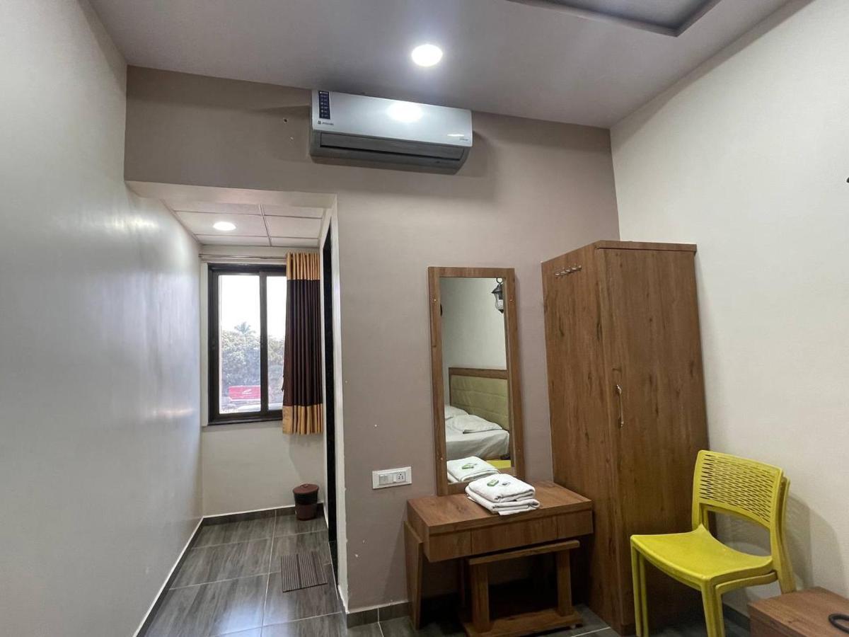 Navsari Hotel Nilkanth מראה חיצוני תמונה