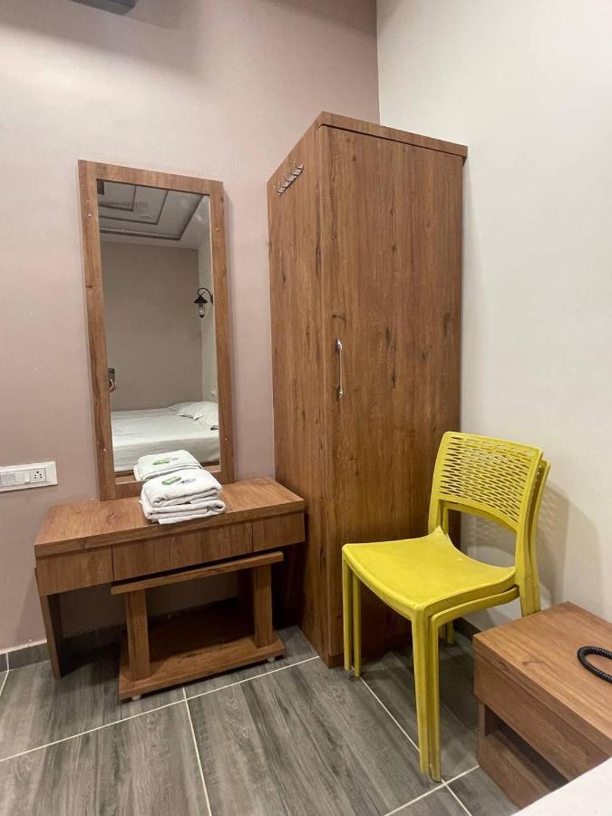 Navsari Hotel Nilkanth מראה חיצוני תמונה
