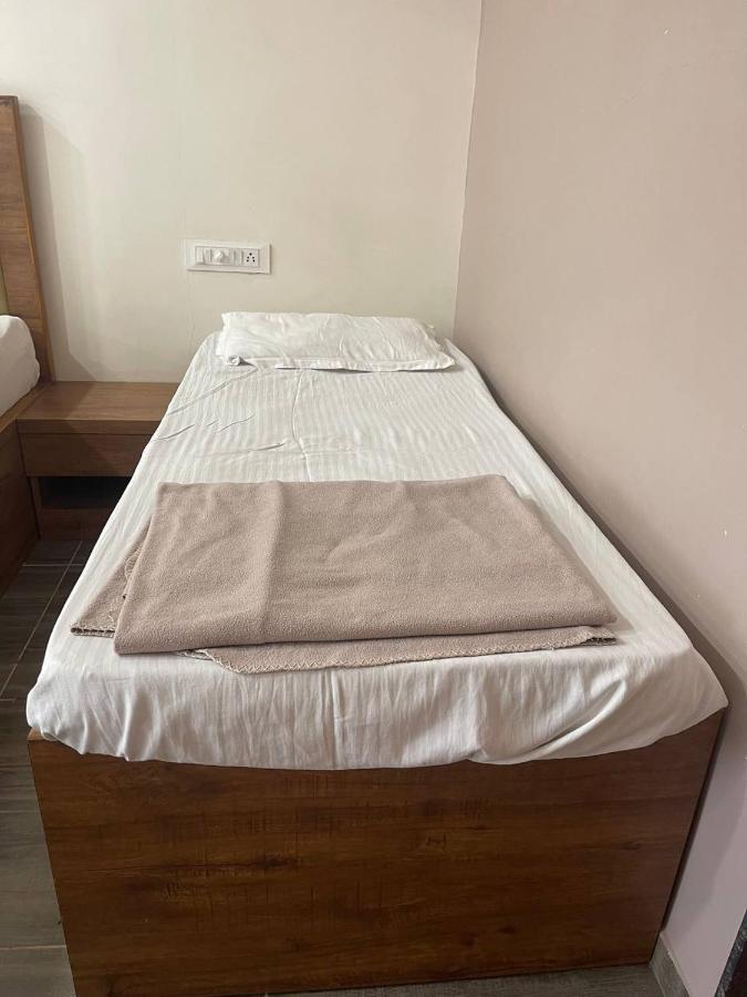 Navsari Hotel Nilkanth מראה חיצוני תמונה
