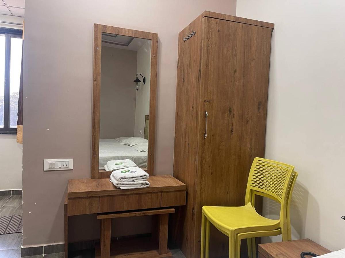 Navsari Hotel Nilkanth מראה חיצוני תמונה