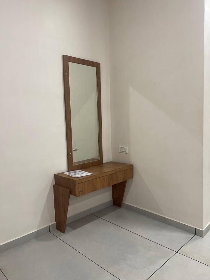 Navsari Hotel Nilkanth מראה חיצוני תמונה