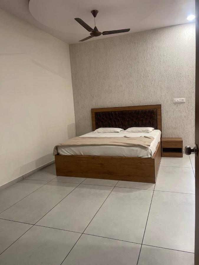 Navsari Hotel Nilkanth מראה חיצוני תמונה