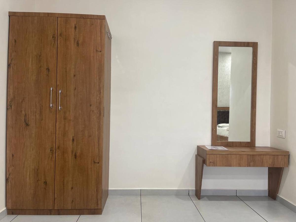 Navsari Hotel Nilkanth מראה חיצוני תמונה
