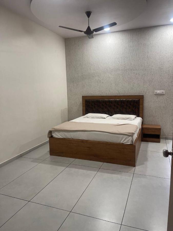 Navsari Hotel Nilkanth מראה חיצוני תמונה