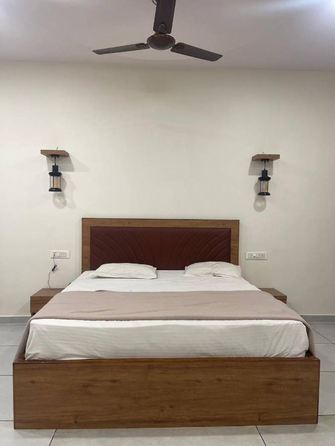 Navsari Hotel Nilkanth מראה חיצוני תמונה