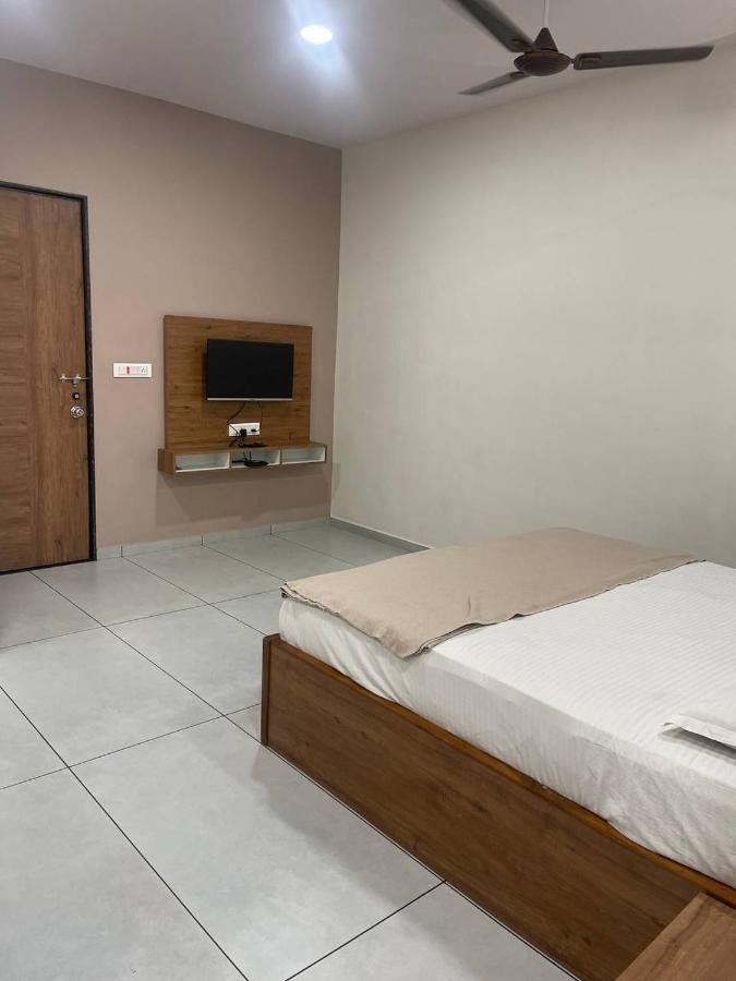 Navsari Hotel Nilkanth מראה חיצוני תמונה