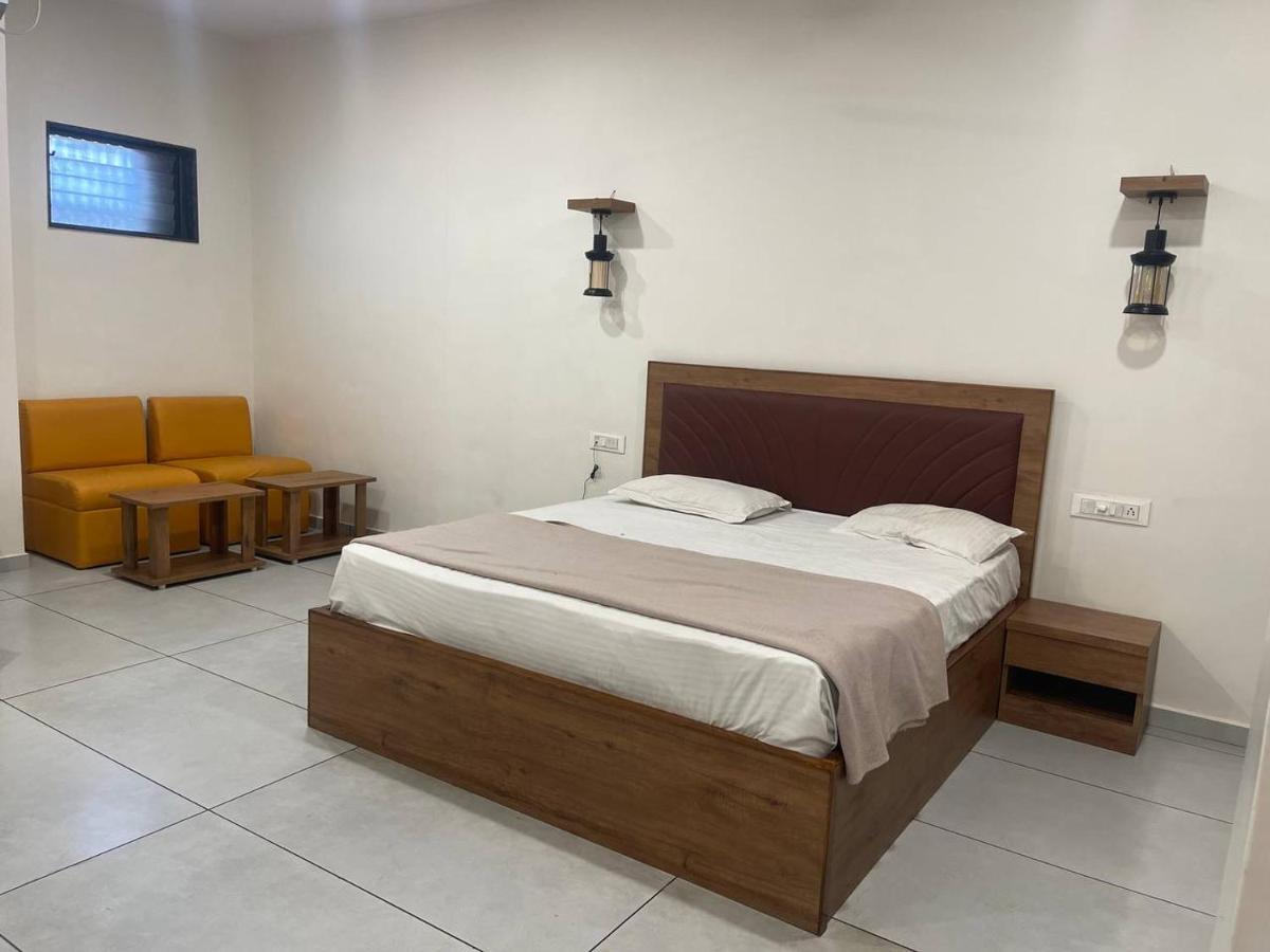 Navsari Hotel Nilkanth מראה חיצוני תמונה