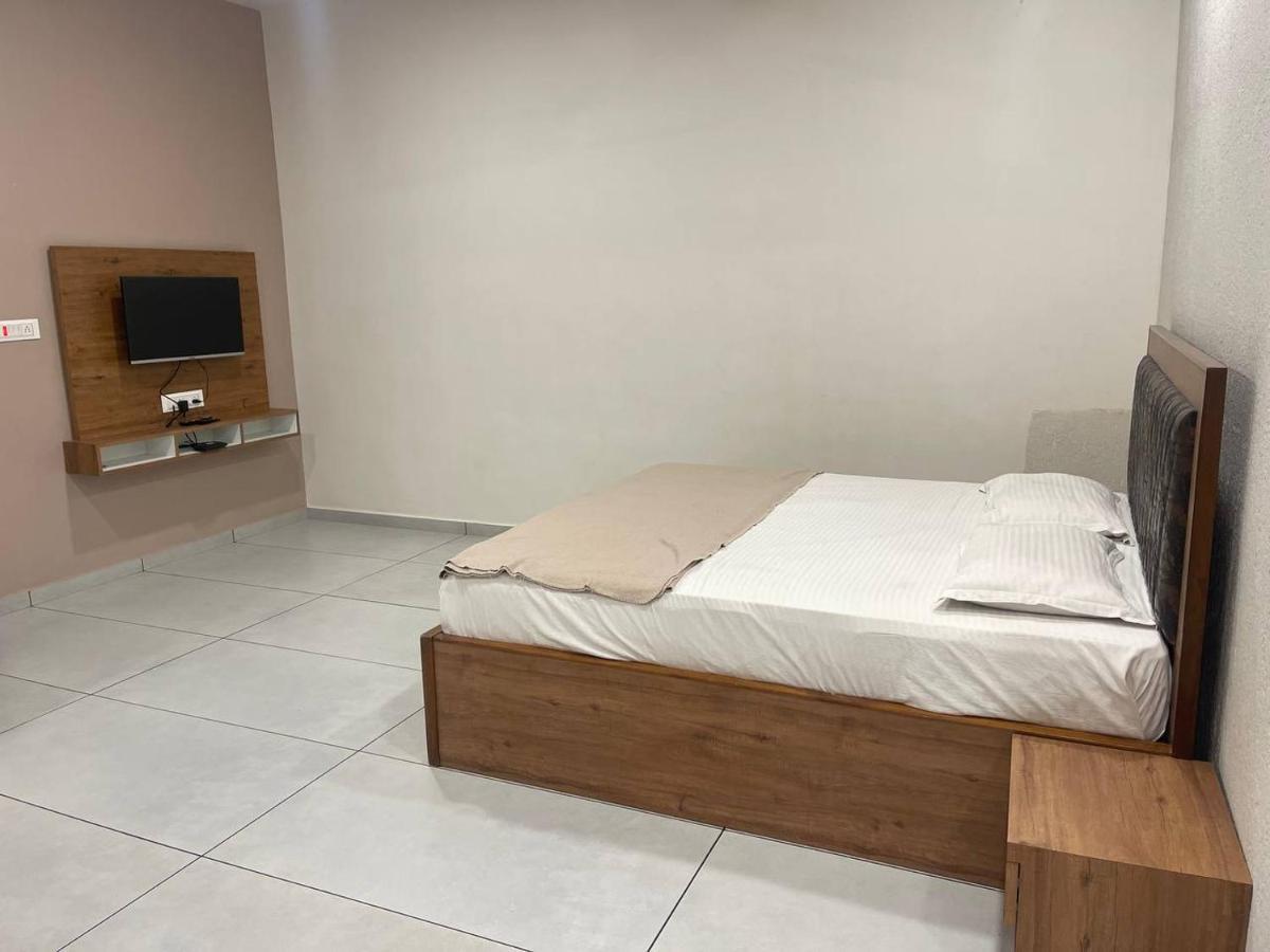 Navsari Hotel Nilkanth מראה חיצוני תמונה